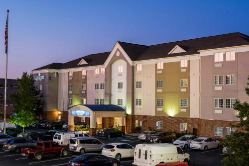 Фотография гостиницы Candlewood Suites Virginia Beach Town Center, an IHG Hotel