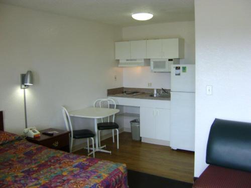 Фотография гостиницы InTown Suites Extended Stay San Antonio TX- Perrin Beitel Road