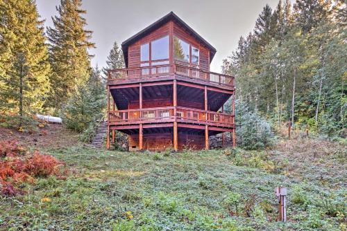 Фотографии гостевого дома 
            Grizzly Tower Packwood Cabin with Forest Views!