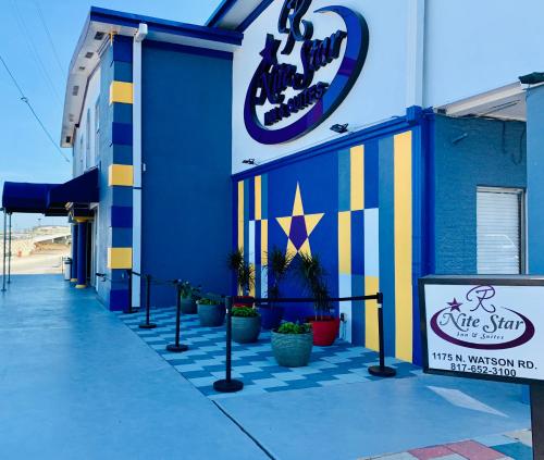 Фотография гостиницы R Nite Star Inn and Suite -Home of the Cowboys & Rangers