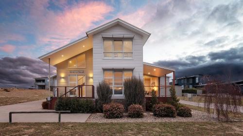 Фотография гостевого дома Alpine Snow Angels Retreat Luxurious Snowy Mountains Living