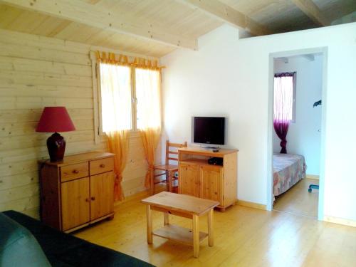 Фотография гостевого дома Chalet de 2 chambres avec jardin clos a Poussan