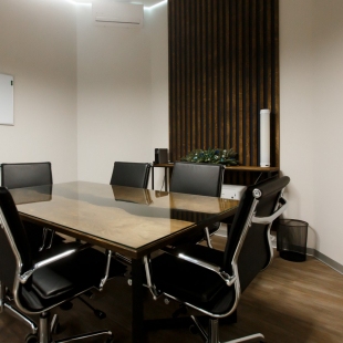 Фотография комнаты для переговоров Комната переговоров коворкинга Workkode