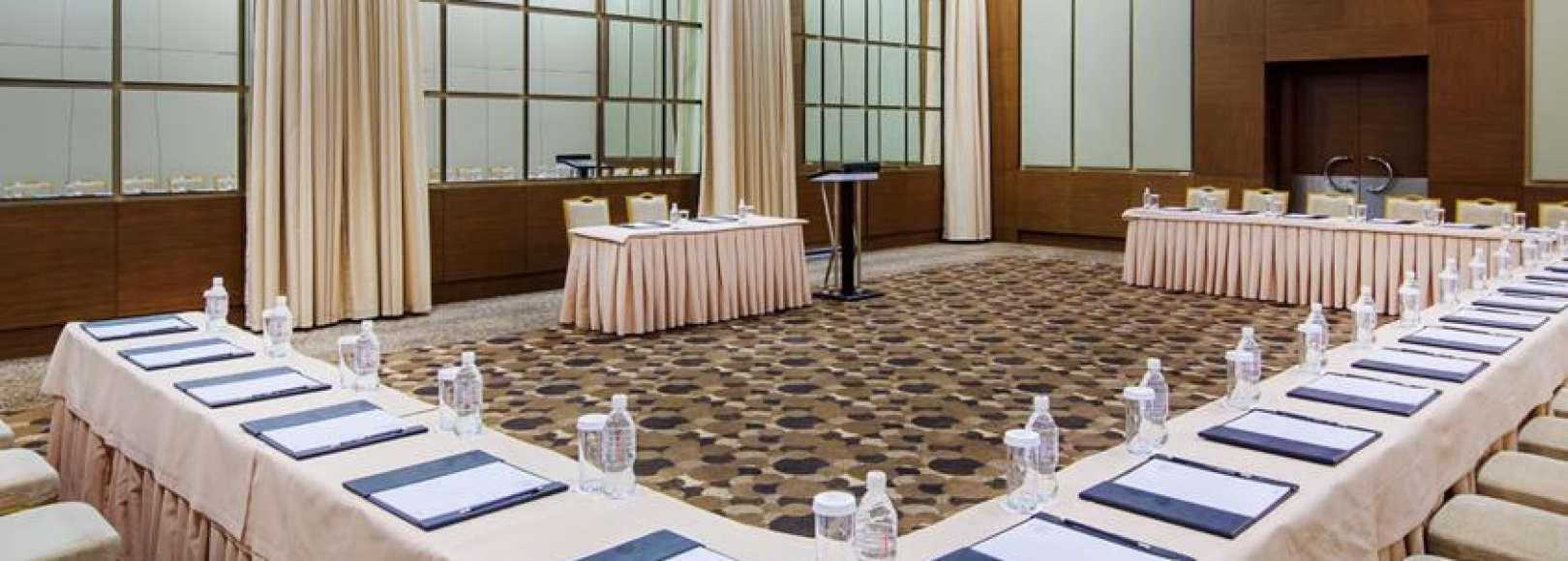 Фотография конференц-зала Версаль. Зал A