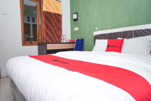 Фотография гостевого дома RedDoorz near Juanda International Airport 2