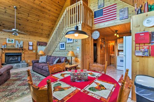 Фотография гостевого дома The Moonshine Cabin with Hot Tub- 3 Mi to Dollywood
