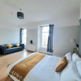 Фотография гостевого дома Swansea Beach Townhouse - 350 yard from the beach!