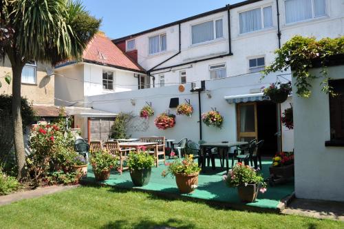 Фотография гостиницы OYO Godolphin Arms Hotel