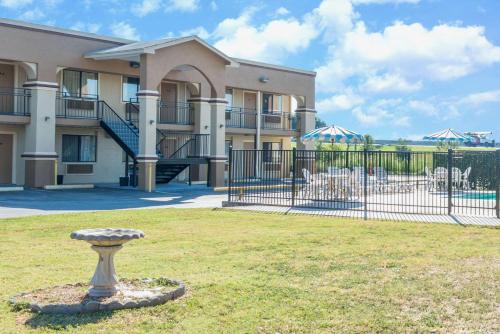 Фотография гостиницы Days Inn by Wyndham San Marcos