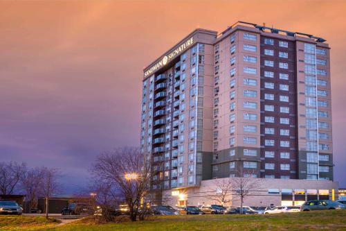 Фотография гостиницы Sandman Signature Toronto Airport Hotel