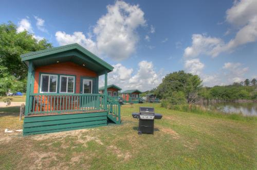 Фотография базы отдыха Lake Conroe Queen Studio Cabin 5