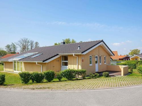 Фотография гостевого дома Four-Bedroom Holiday home in Grömitz
