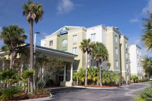 Фотография гостиницы Days Inn & Suites by Wyndham Fort Pierce I-95