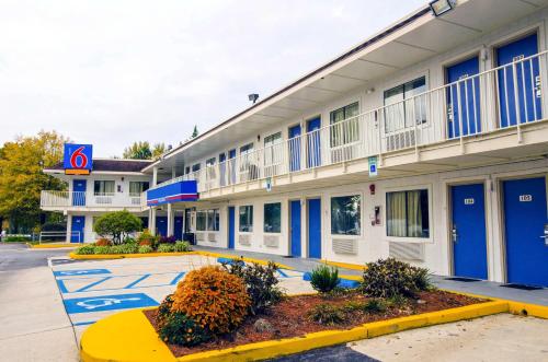 Фотография гостиницы Motel 6-Camp Springs, DC - South Camp Springs