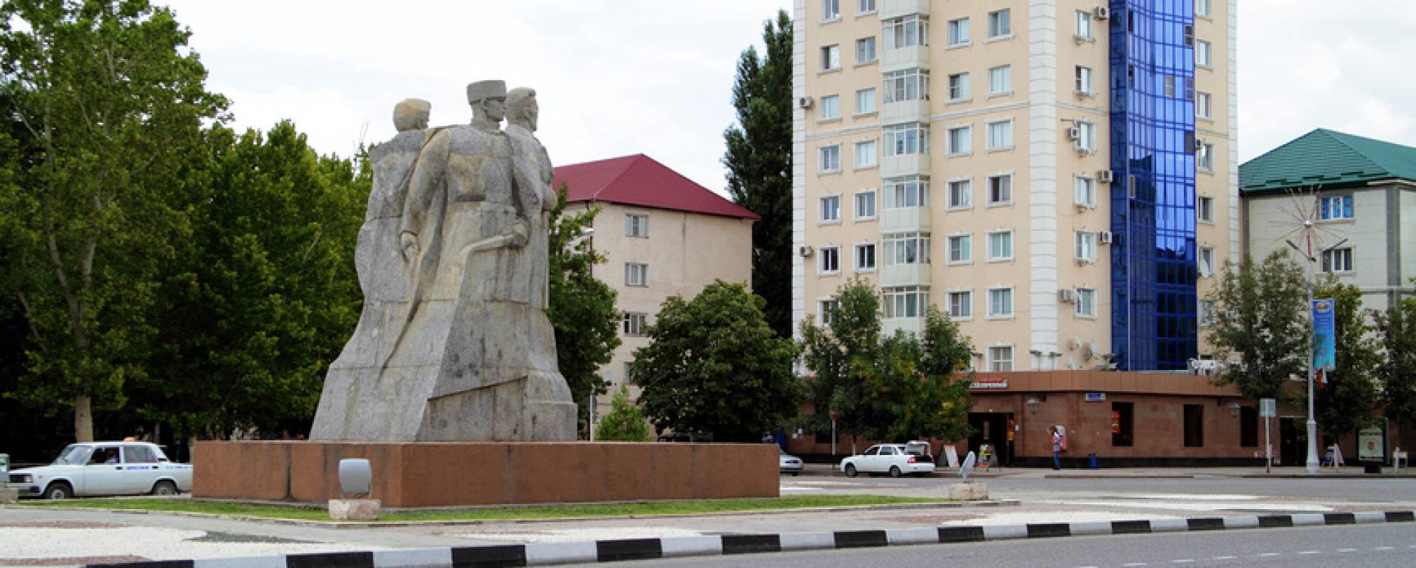 Фотографии памятника Памятник Борцам революции Н. Гикало, А. Шерипову и Г. Ахриеву
