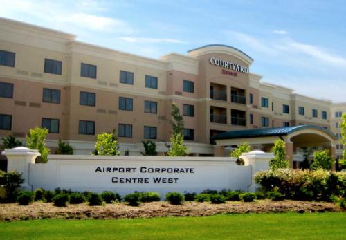 Фотография гостиницы Courtyard by Marriott Mississauga-Airport Corporate Centre West