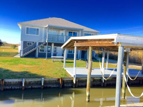 Фотография гостевого дома Waterfront Slidell Home with Boat Dock and Canal View!
