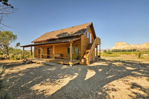 Фотографии гостевого дома 
            Cozy Henrieville Cabin with Porch Near Bryce Canyon!