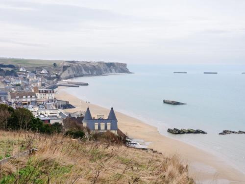 Фотография гостевого дома Quaint Holiday Home in Tracy sur Mer near Seabeach