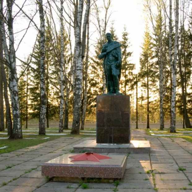 Фотография достопримечательности Братская могила Советских воинов, погибших в борьбе с фашистами