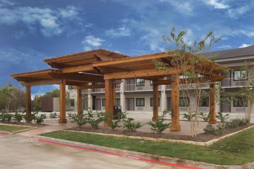 Фотография гостиницы Baymont by Wyndham Bryan College Station