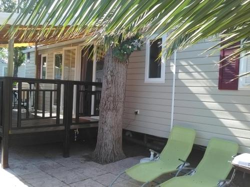 Фотография гостевого дома Bungalow de 3 chambres a Vias a 600 m de la plage avec piscine partagee et terrasse amenagee