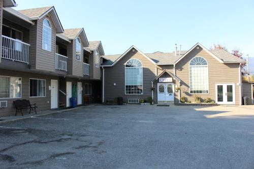 Фотография мотеля Monashee Lodge