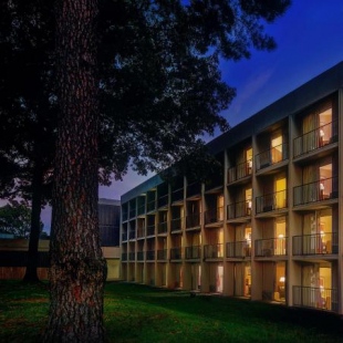 Фотография гостиницы Whispering Woods Hotel & Conference Center