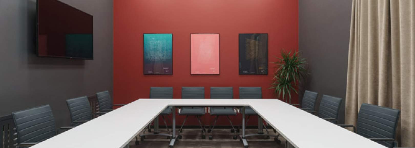 Фотография комнаты для переговоров Практик Переговорная с рассадкой на 16 человек