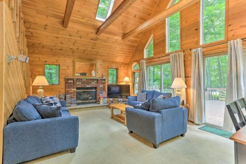 Фотографии гостевого дома 
            Cozy Arrowhead Lake Cottage with Fireplace!