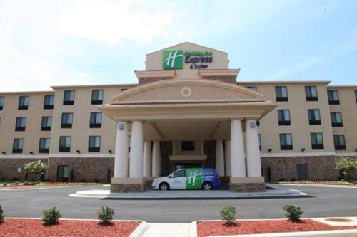 Фотографии гостиницы 
            Holiday Inn Express & Suites - Huntsville Airport, an IHG Hotel