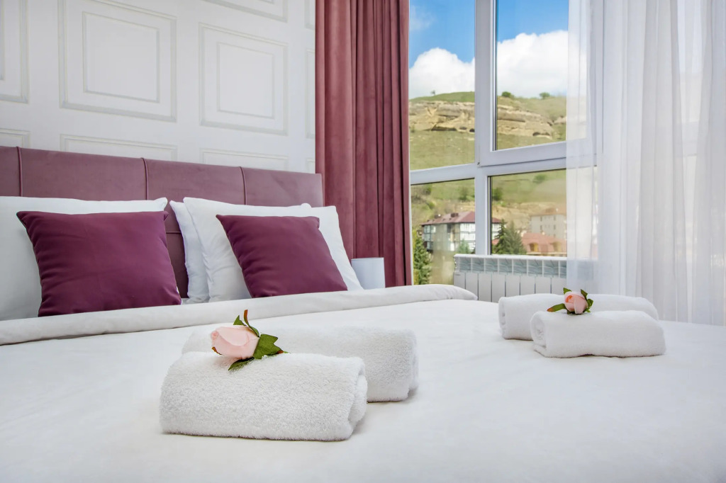 Фотография квартиры Квартира «Розалия» Ирины Савельевой у входа в парк с видом на горы