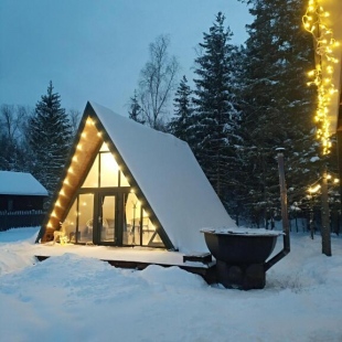 Фотография Коттеджа Дом А-фрейм с банным чаном у леса