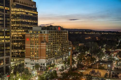 Фотография гостиницы Sheraton Suites Calgary Eau Claire