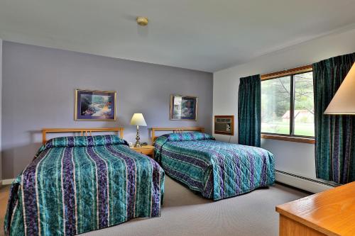 Фотографии гостиницы 
            Cedarbrook Hotel Room w/2 Doubles 117