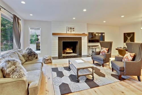 Фотография гостевого дома Slopeside Luxury Chalet on the River Next To Resort With Hot Tub & Gas Firepit - FREE Activities & Equipment Rentals Daily