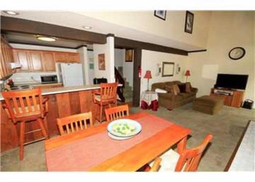 Фотография гостевого дома Mammoth Ski & Racquet Club #120 = Pet Okay!