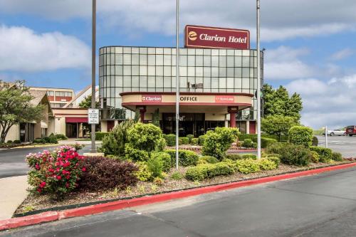 Фотография гостиницы Clarion Hotel Broken Arrow - Tulsa