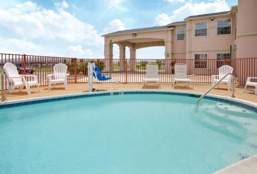 Фотография гостиницы Super 8 by Wyndham Forney/East Dallas