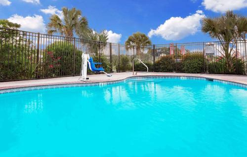 Фотография гостиницы Days Inn & Suites by Wyndham Opelousas