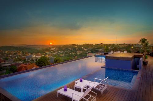 Фотография гостиницы Grand Edge Hotel Semarang - CHSE Certified