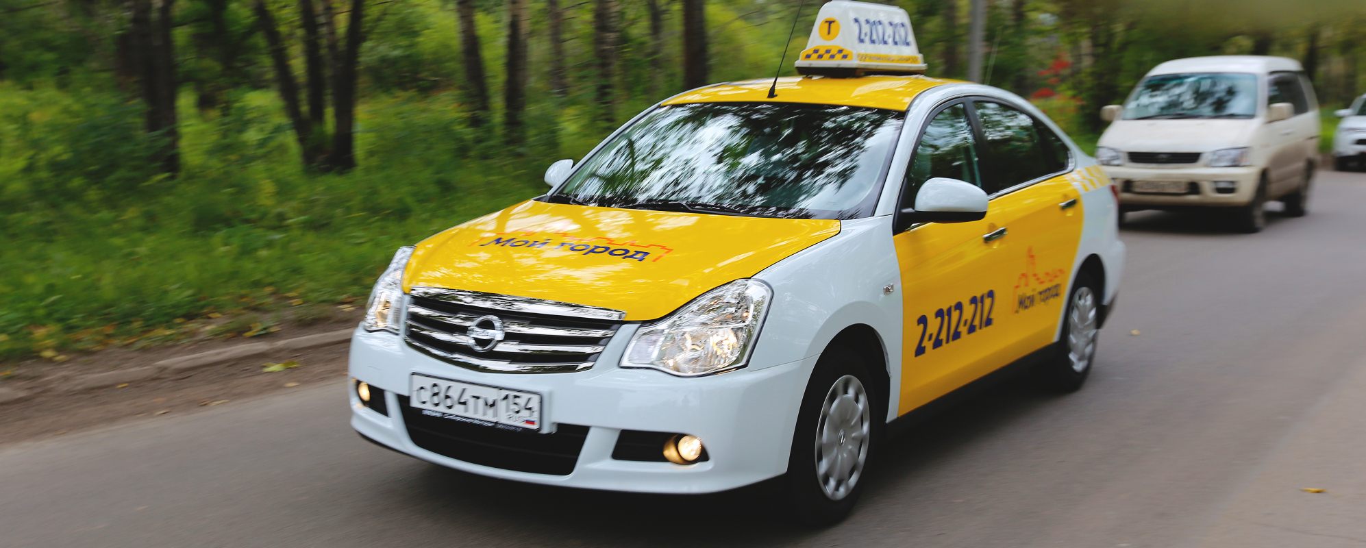 Сколько такси в новосибирске. Такси Новосибирск. Такси в городе. Такси НСК. Машина такси в городе.