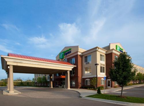 Фотография гостиницы Holiday Inn Express Hotel & Suites Detroit - Farmington Hills, an IHG Hotel