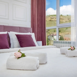 Фотография квартиры Квартира «Розалия» Ирины Савельевой у входа в парк с видом на горы