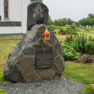 Фотография памятника Камень в память о посещении монастыря Патриархом Московским и всея Руси Алексием II
