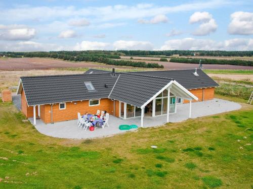 Фотография гостевого дома Five-Bedroom Holiday home in Løkken 2