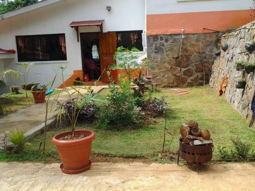 Фотография гостевого дома 3 bedrooms house with furnished garden and wifi at Victoria