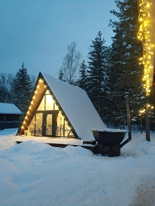 Фотографии Коттеджа
Дом А-фрейм с банным чаном у леса