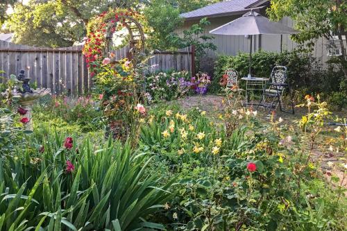 Фотографии гостевого дома
Romantic Casita with Garden and Deck 2 Miles to Plaza!