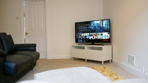 Фотографии гостевого дома
House number 12 sleeps up to 5 with Smart TVs in every room